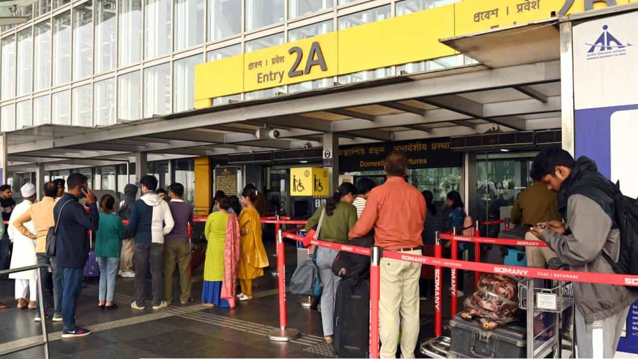 যুদ্ধের জের: দমদম থেকে বাতিল ২০টি বিমান, চরম ভোগান্তিতে যাত্রীরা