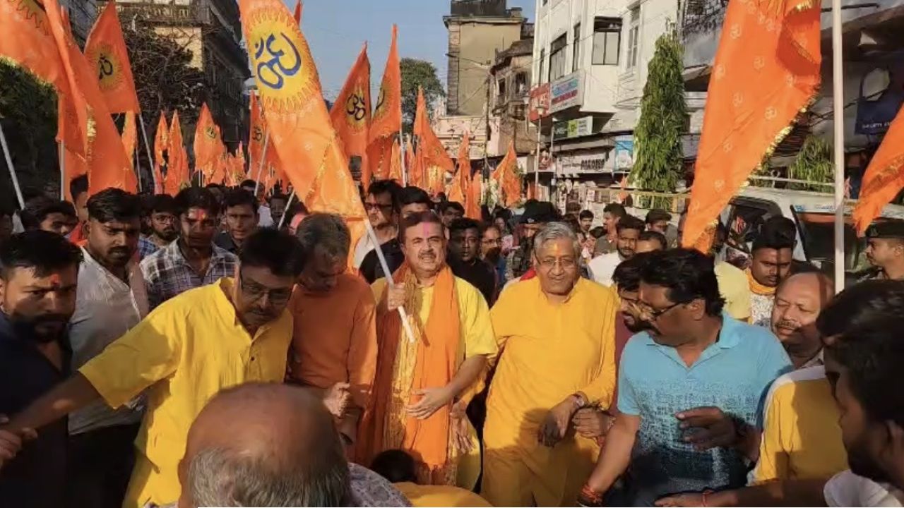 মমতার গড়ে শুভেন্দুর হোলি: &lsquo;ওয়ার রুম&rsquo; থেকে আবির খেলা, ভবানীপুরে কি তবে এবার হাইভোল্টেজ লড়াই?