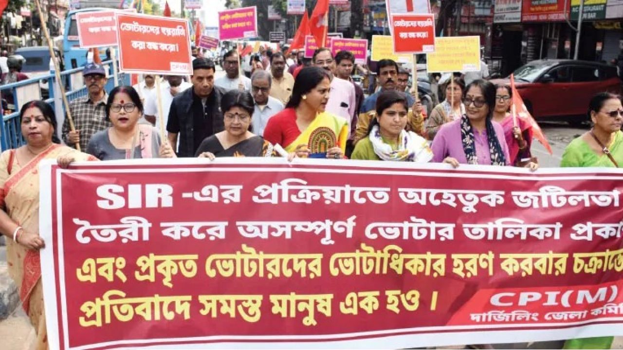 ভোটারতালিকায় &lsquo;বিচারাধীন&rsquo; লক্ষ-লক্ষ নাম, বিক্ষোভে ফুঁসছে উত্তরবঙ্গের নানা প্রান্ত, রিচা ইস্যুতে কমিশনকে জবাব এইআরও-র