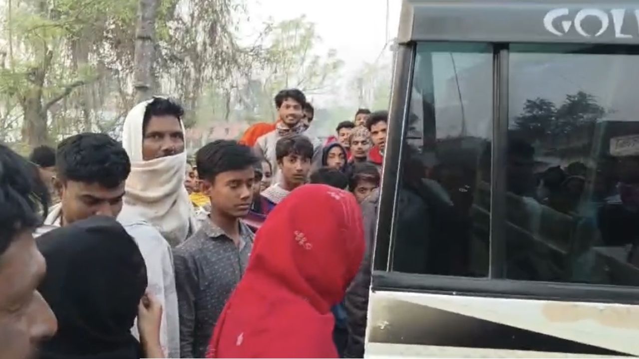 ছেলেধরা&rsquo; সন্দেহে মহিলাকে বাঁশ-লাঠি দিয়ে মারধর, আশঙ্কাজনক অবস্থায় হাসপাতালে ভর্তি