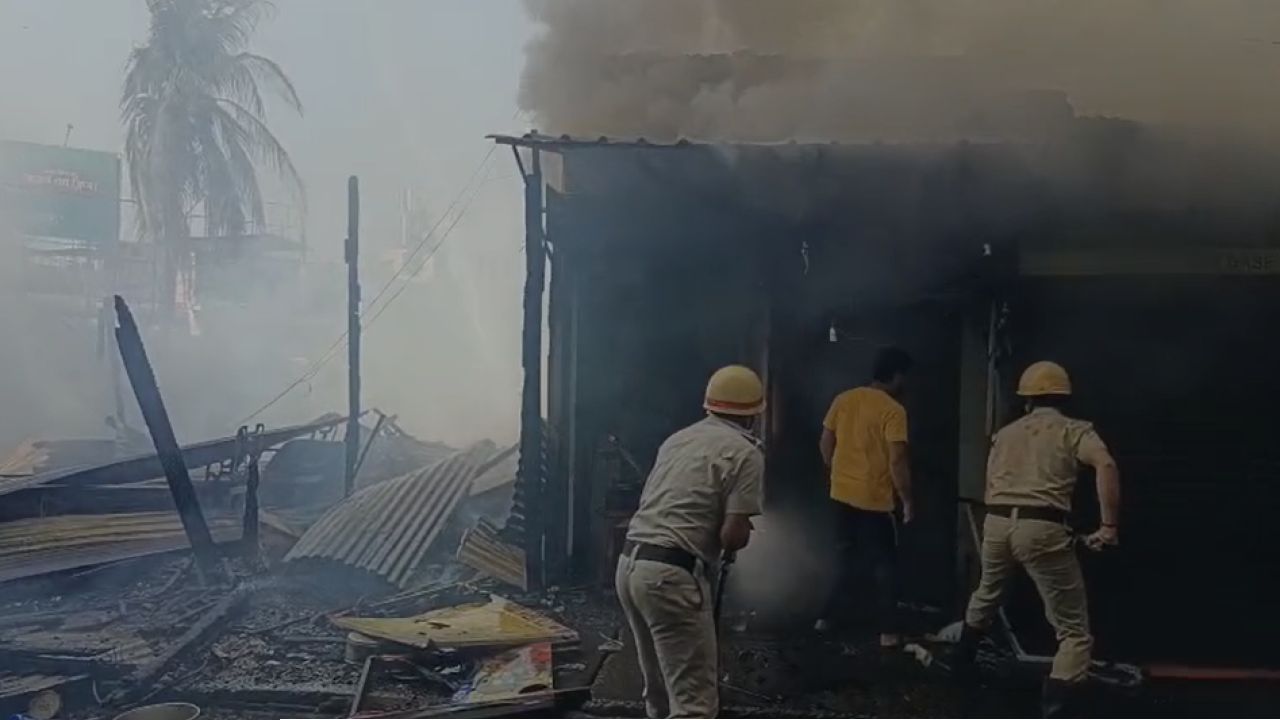 মধ্যমগ্রামে ভয়াবহ অগ্নিকাণ্ড: গ্যাস সিলিন্ডার বিস্ফোরণ থেকে ছড়াল আগুন, ভস্মীভূত একাধিক দোকান