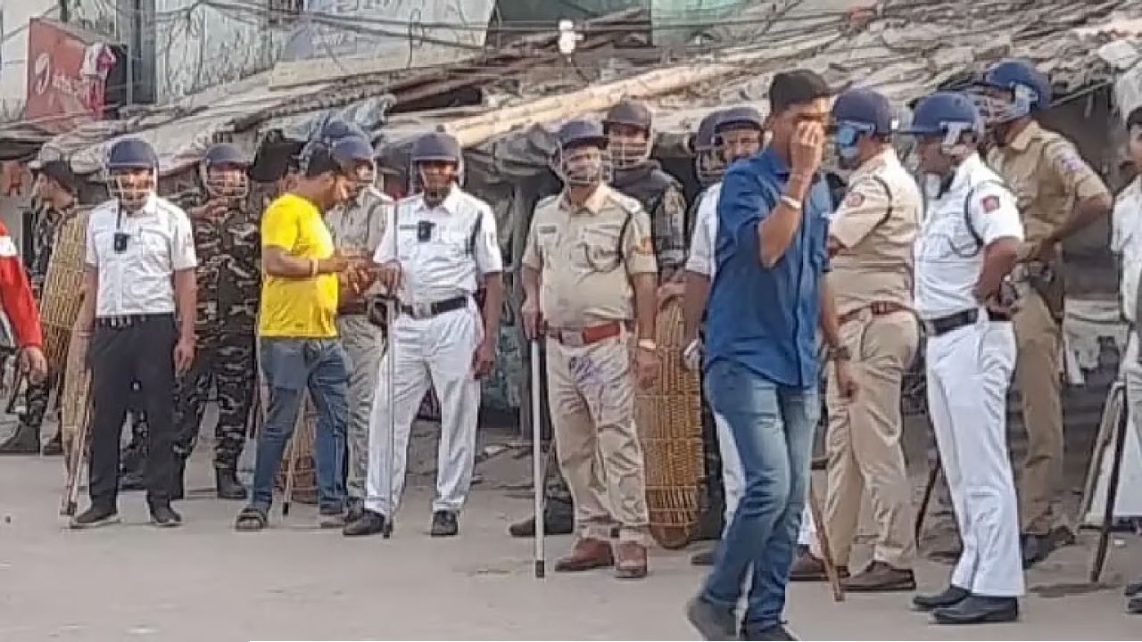 হোলির দুপুরে রণক্ষেত্র শালিমার স্টেশন চত্বর, ব্যাপক গাড়ি ভাঙচুর, পরিস্থিতি সামলাতে পুলিশবাহিনী