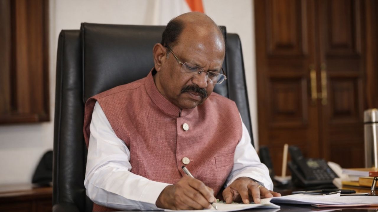 ভোটের মুখে বড় ধামাকা! ইস্তফা দিলেন রাজ্যপাল সিভি আনন্দ বোস, দিল্লিতে রাষ্ট্রপতি ভবনে পদত্যাগপত্র জমা