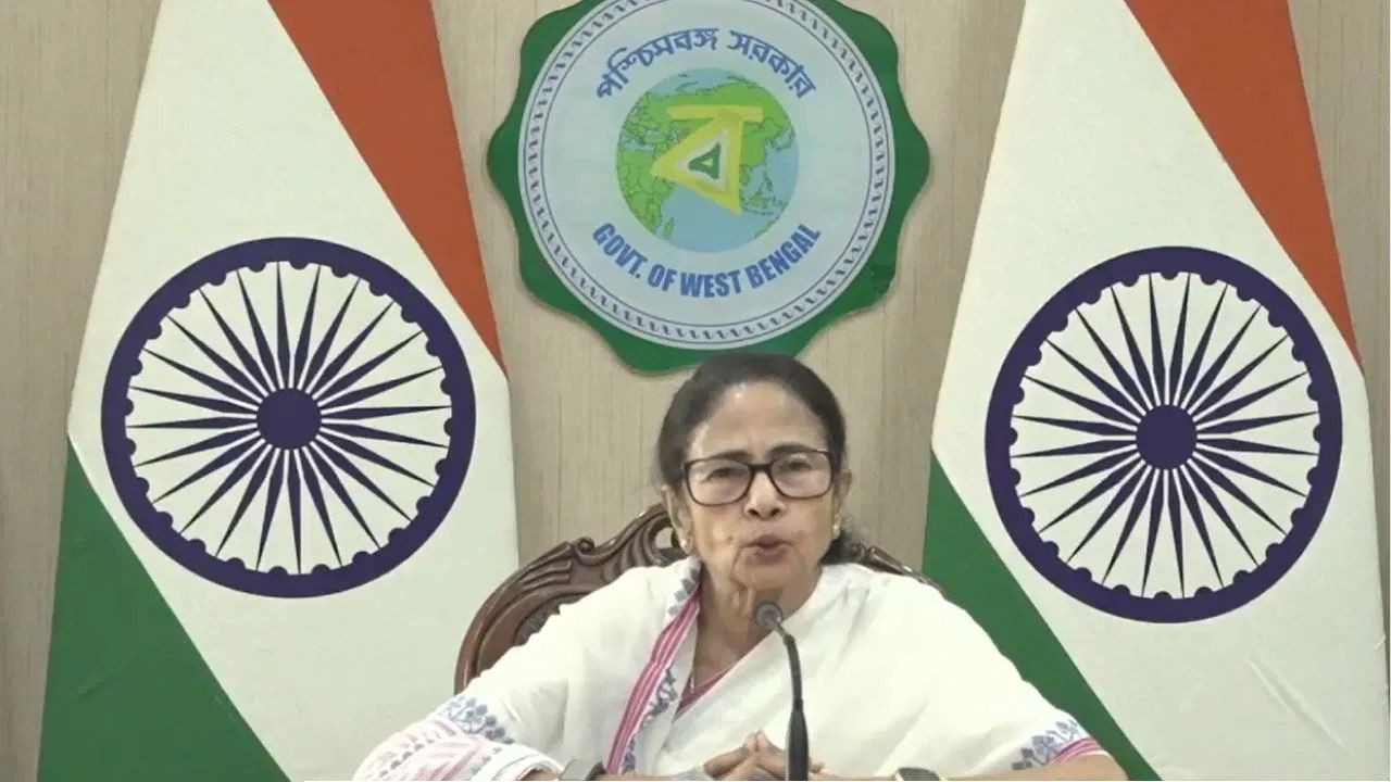 ভোটের আগে নবান্নে বড় রদবদল! জেলাশাসক থেকে পুরকমিশনার— একঝাঁক আমলা বদলি 
