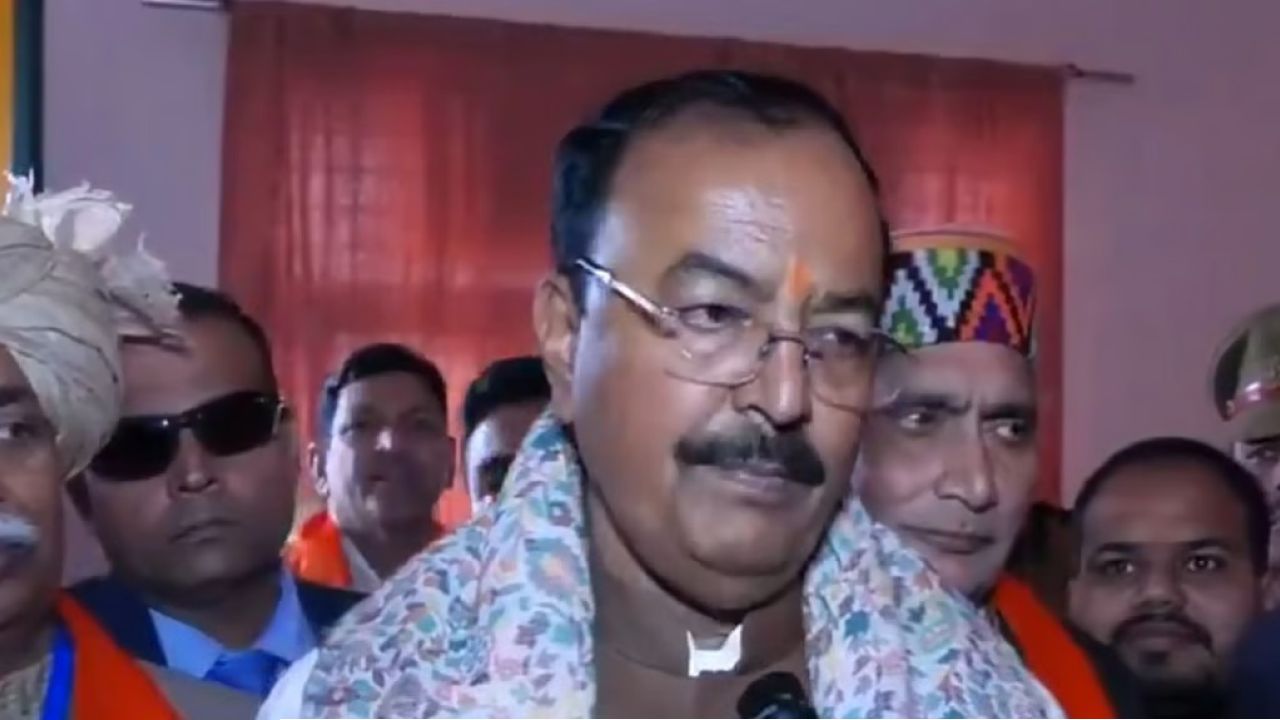 মাঝআকাশেই গলগল করে বেরোচ্ছিল ধোঁয়া! লখনউয়ে জরুরি অবতরণ উত্তরপ্রদেশের উপ-মুখ্যমন্ত্রীর কপ্টারের