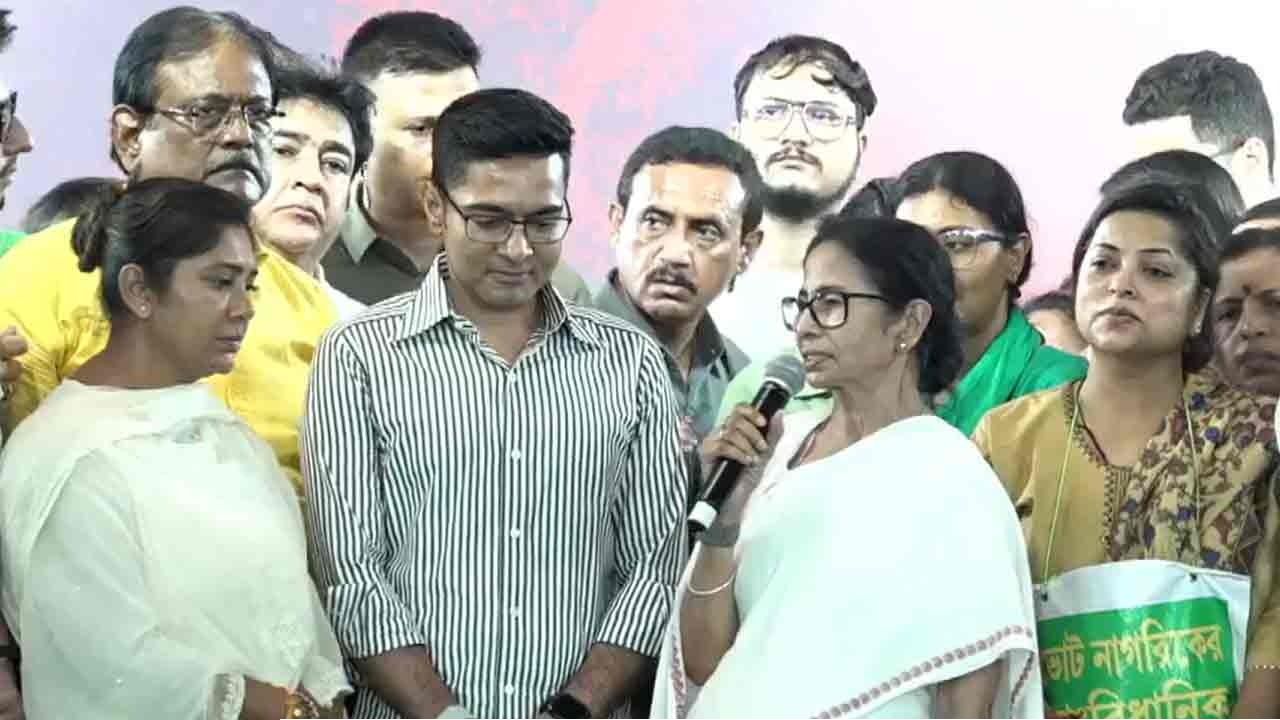 সুপ্রিম কোর্টের নির্দেশে &lsquo;মানুষের জয়&rsquo;! অভিষেকের আবেদনে ৫ দিন পর ধরনা তুললেন মমতা