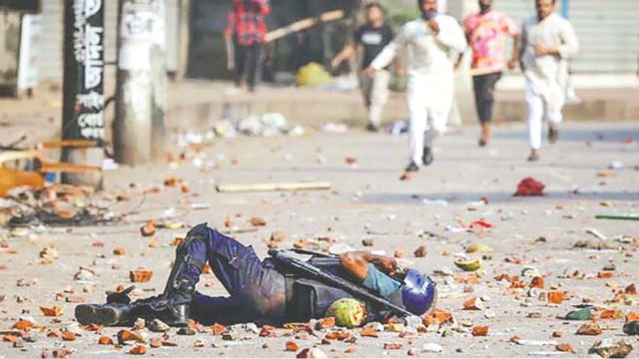 ইউনুস সরকারের উপদেষ্টা আসিফ মাহমুদসহ ছাত্রনেতাদের বিরুদ্ধে ‘পুলিশ হত্যা’র অভিযোগে মামলার আবেদন