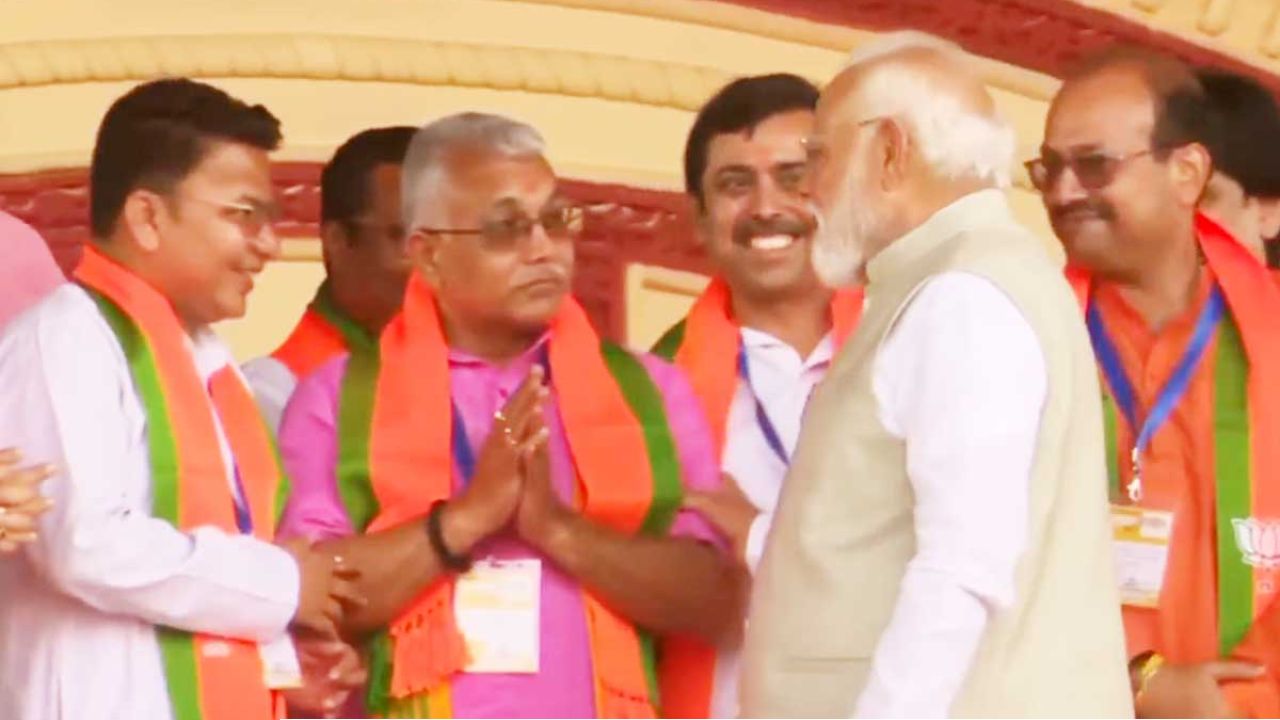 বিয়ের মিষ্টি খাইতে চাইলেন প্রধানমন্ত্রী, কি বললেন দিলীপ?
