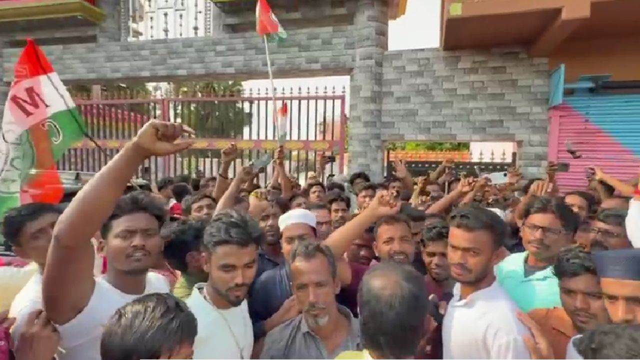 ক্যানিং পূর্বে &lsquo;বহিরাগত&rsquo; প্রার্থী মানছে না কর্মীরা, শওকত মোল্লার বাড়ির সামনে টায়ার জ্বালিয়ে বিক্ষোভ!