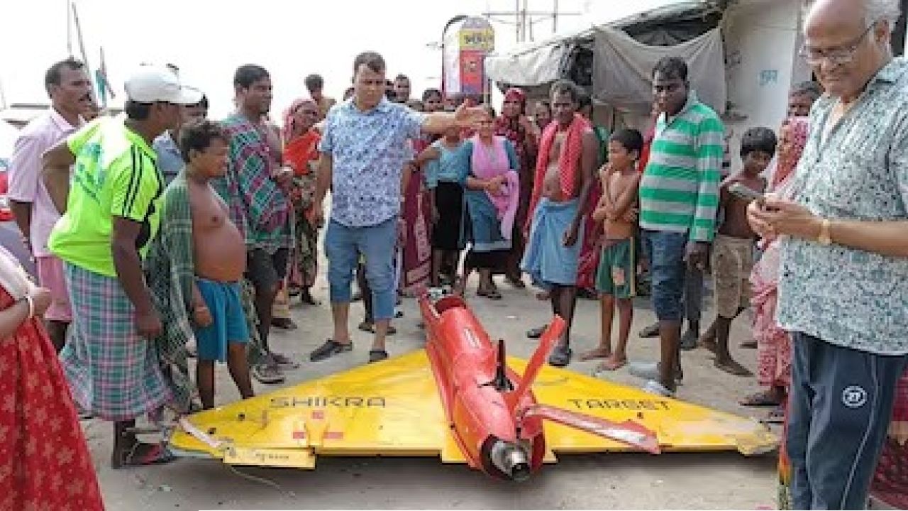 বকখালির সি বিচে বিশাল ড্রোন উদ্ধার, দেখতে যুদ্ধবিমানের মতো!
