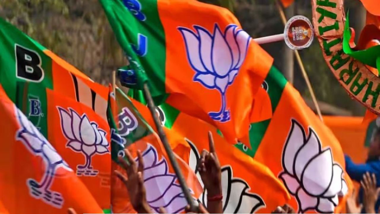 পাহাড়েও বিদ্রোহের সুর! কার্শিয়াঙে প্রার্থী বদল না হলে গণ-ইস্তফার হুঁশিয়ারি, বিজেপির অস্বস্তি বাড়ালেন ‘বিক্ষুব্ধ’ নেতারা