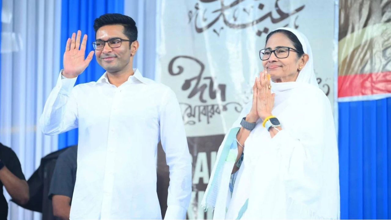 ‘অধিকার কেড়ে নিতে দেব না!’ রেড রোডে ইদের মঞ্চ থেকে বিজেপি-কমিশনকে কড়া বার্তা মমতার