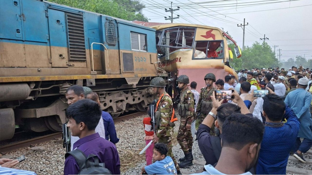 রেলগেট খোলা থাকায় যমদূত হয়ে এল ট্রেন! কুমিল্লায় বাসে ধাক্কায় পিষ্ট ১২