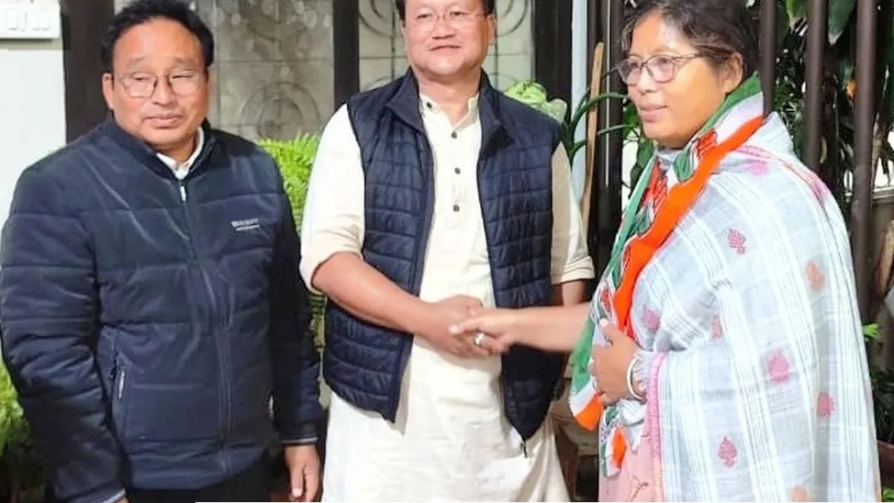 অসমে হিমন্তের চালে পাল্টা কামড় গগৈয়ের! মুখ্যমন্ত্রীর সঙ্গে সাক্ষাতের পরই বিজেপি ছেড়ে কংগ্রেসে মন্ত্রী নন্দিতা