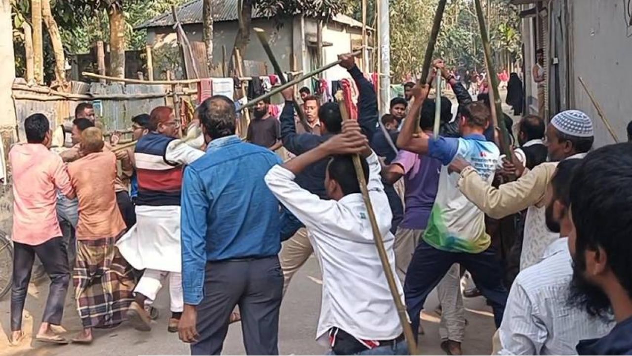  নড়িয়ায় বিএনপি-জামায়াত সংঘর্ষে লণ্ডভণ্ড ৪০ পরিবার! ১০ জন আহত, তাজা বোমা উদ্ধার করে পরিস্থিতি সামাল দিল পুলিশ