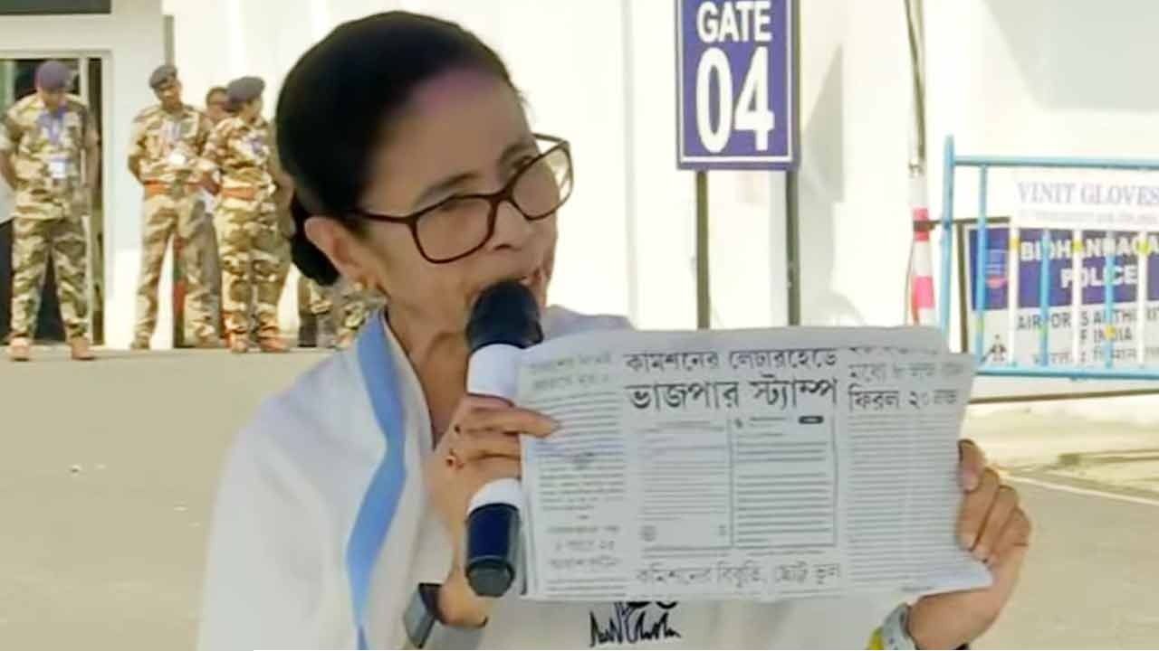 কমিশনের বিজ্ঞপ্তিতে বিজেপির স্ট্যাম্প: ‘ঝুলি থেকে বিড়াল বেরোল’, তোপ মমতার