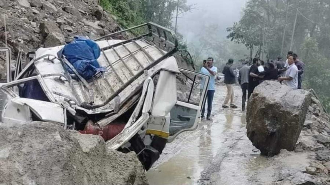 পাহাড়ে প্রকৃতির তাণ্ডব! সিকিমে ধসে আটকে শতাধিক পর্যটক, উত্তরবঙ্গেও অতি ভারী বৃষ্টির সতর্কতা
