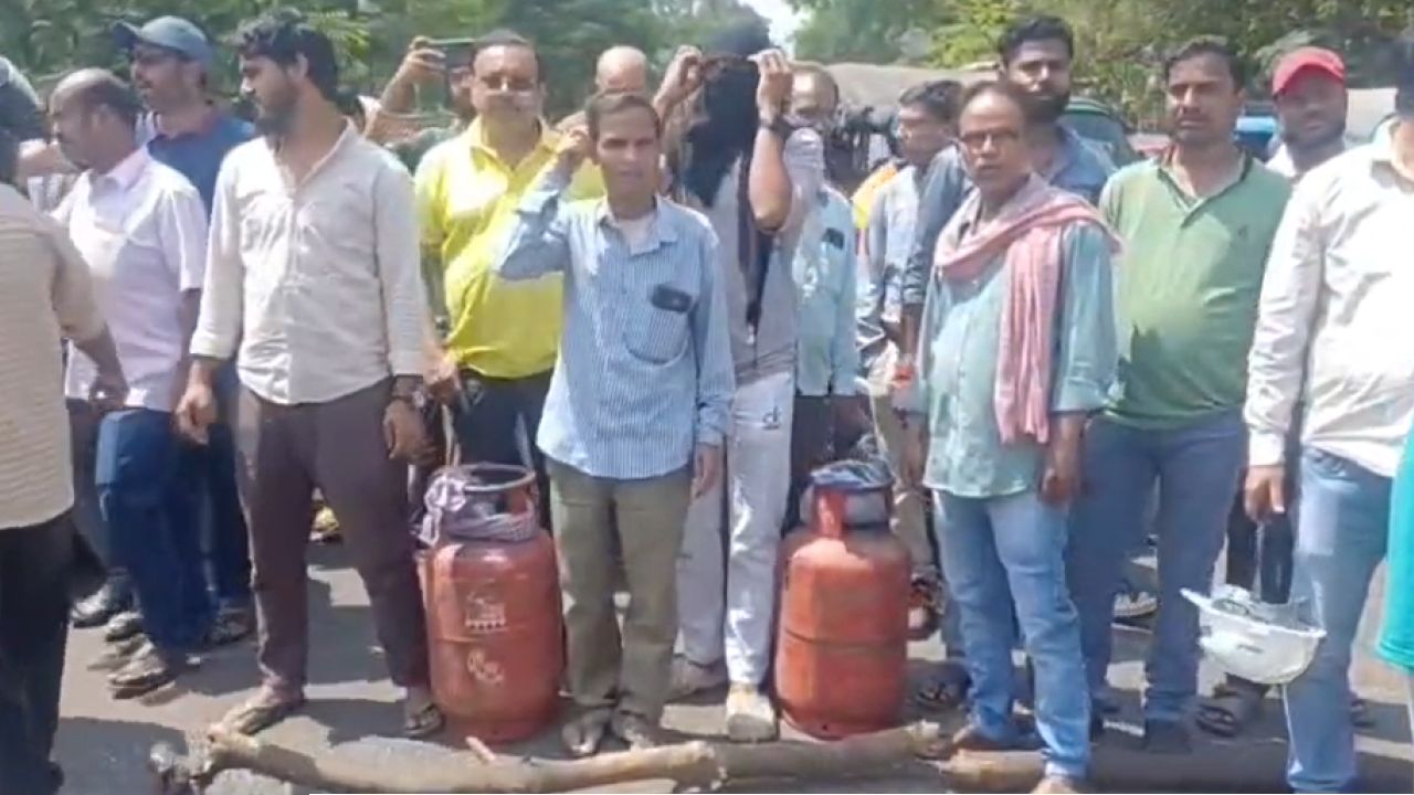 গ্যাস নেই, মোবাইলে আসছে ওটিপি! আসানসোলে খালি সিলিন্ডার নিয়ে জিটি রোড অবরোধ গ্রাহকদের