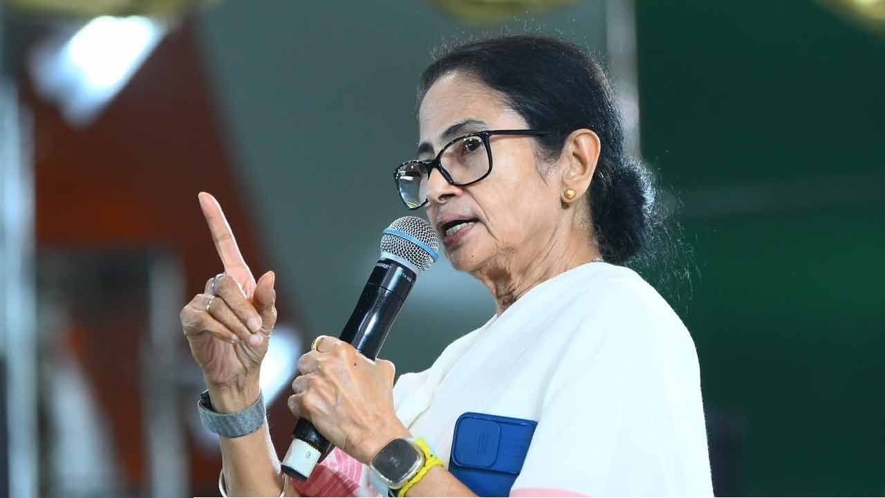 বঞ্চনার অভিযোগে সরব মমতা! জলপাইগুড়ির মঞ্চ থেকে বিজেপিকে কড়া হুঁশিয়ারি