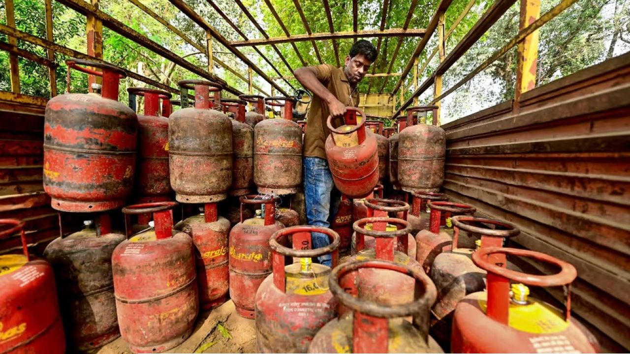 ৩৫ দিন নয়, আগের নিয়মেই মিলবে গ্যাস! সিলিন্ডার বুকিং নিয়ে ধোঁয়াশা কাটাল কেন্দ্র