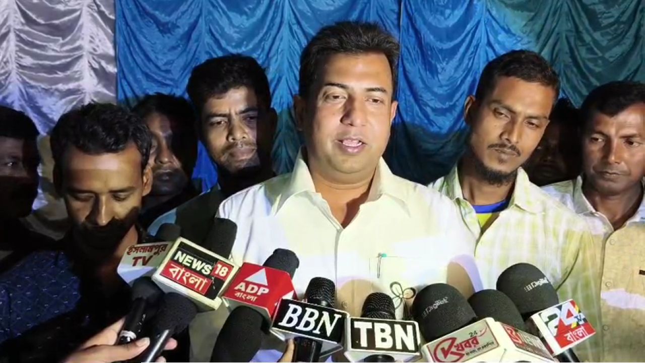 মুর্শিদাবাদে ফের শক্তিবৃদ্ধি তৃণমূলের! সৌমিক হোসেনের হাত ধরে রানিনগরে হাত ছেড়ে জোড়াফুলে শতাধিক পরিবার