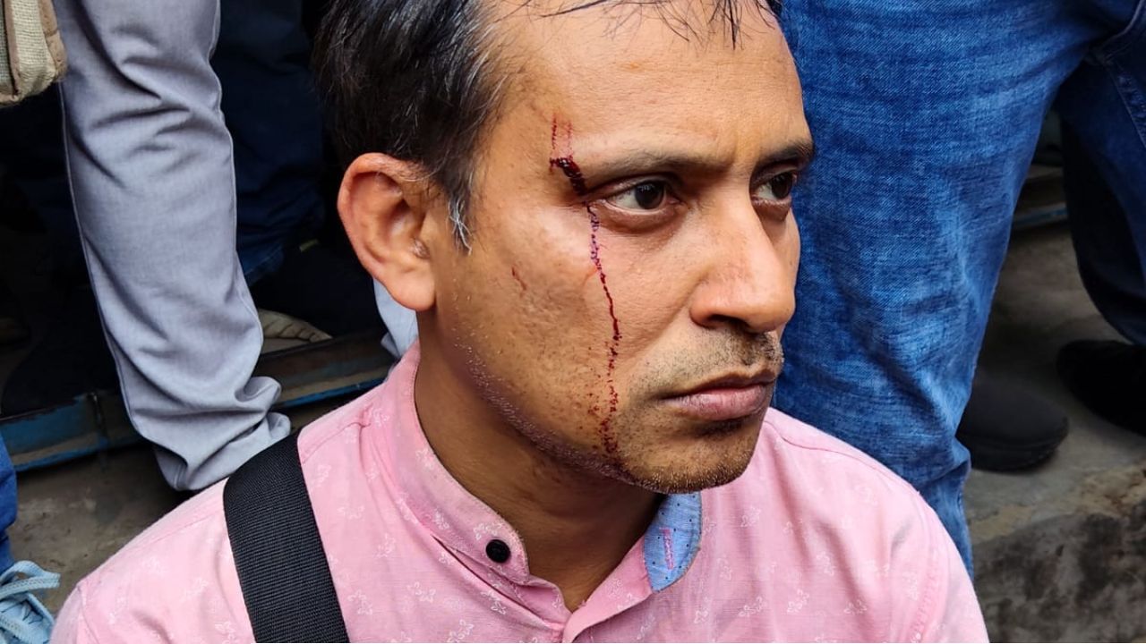 প্রশিক্ষণ শিবিরে মুখ্যমন্ত্রীর ছবি দেওয়া বিজ্ঞাপন! প্রতিবাদ করায় ভোটকর্মীকে ‘বেধড়ক মার’, রানাঘাটে রণক্ষেত্র ট্রেনিং সেন্টার