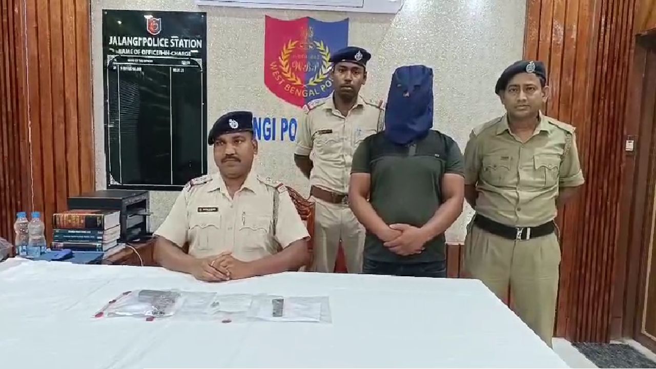 ভোটের মুখে জলঙ্গিতে আগ্নেয়াস্ত্র ও গুলি-সহ গ্রেফতার যুবক, বাড়ছে উদ্বেগ