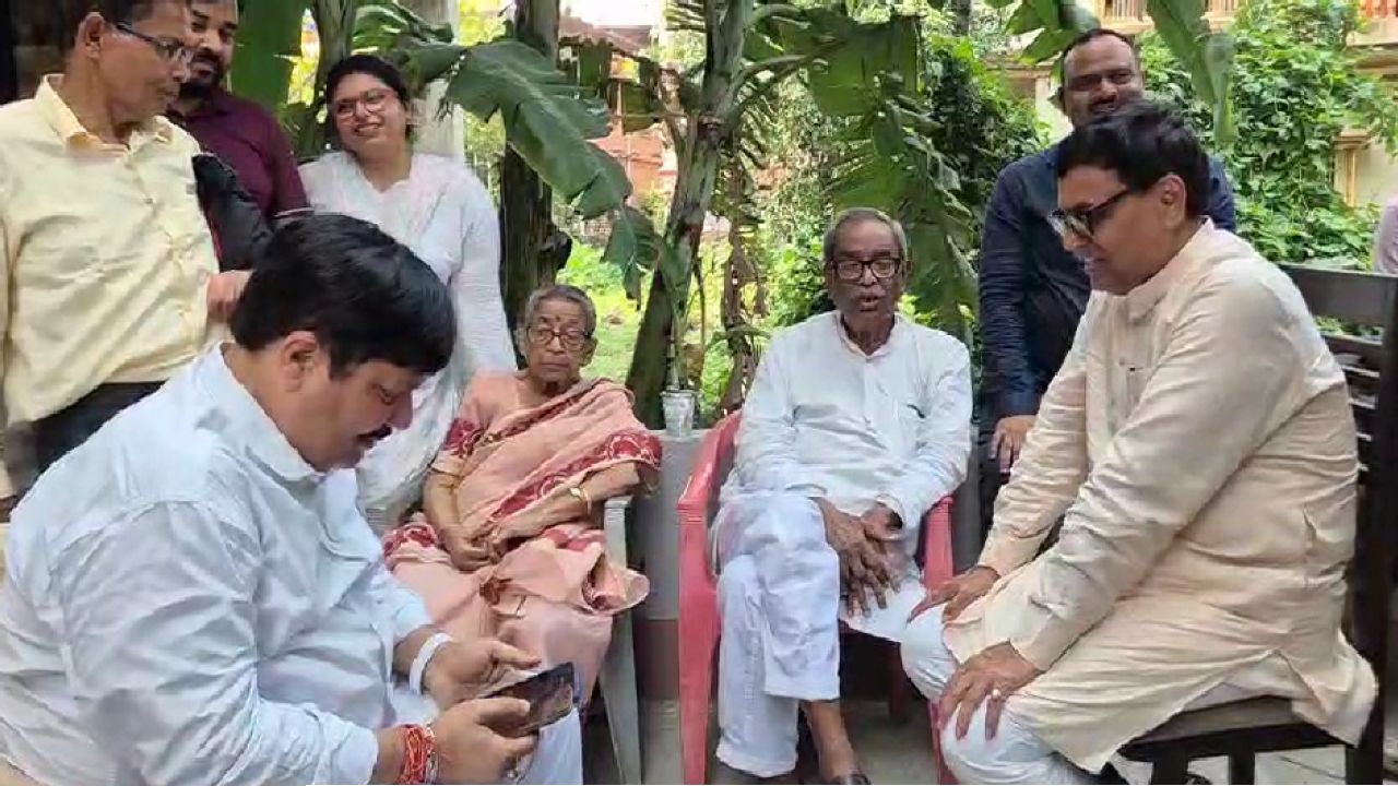 ভোটের মুখে ব্যারাকপুরে রাজনৈতিক সমীকরণ! &lsquo;রাজনৈতিক অভিভাবক&rsquo; তড়িৎ তোপদারের আশীর্বাদ নিলেন অর্জুন সিং