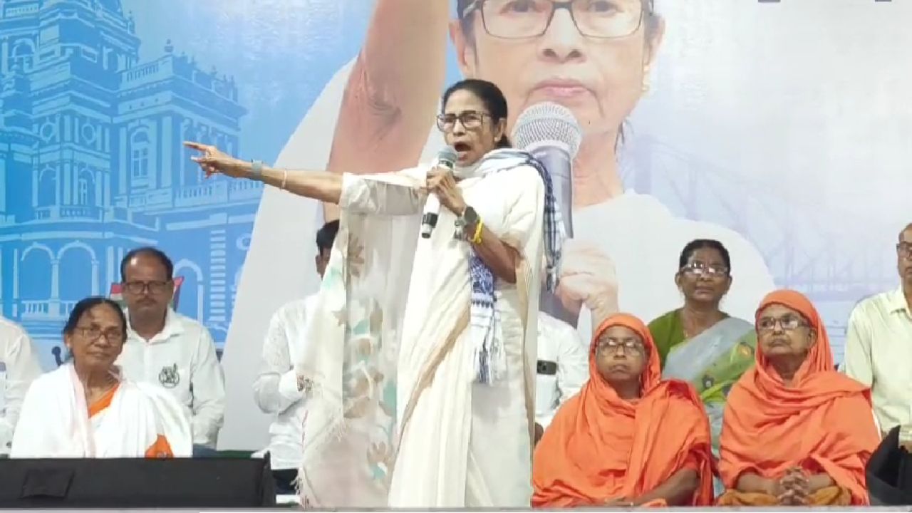 বাংলার মানুষ মাছ-ভাত খাবে না তো কি নিজেদের মাথা খাবে? তীব্র কটাক্ষ মমতার