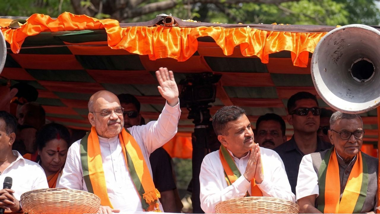 মমতার পাড়ায় শাহ-শুভেন্দু! রণক্ষেত্র ভবানীপুর; কালো পতাকা-ধস্তাধস্তির মাঝেই মনোনয়ন জমা দিলেন শুভেন্দু