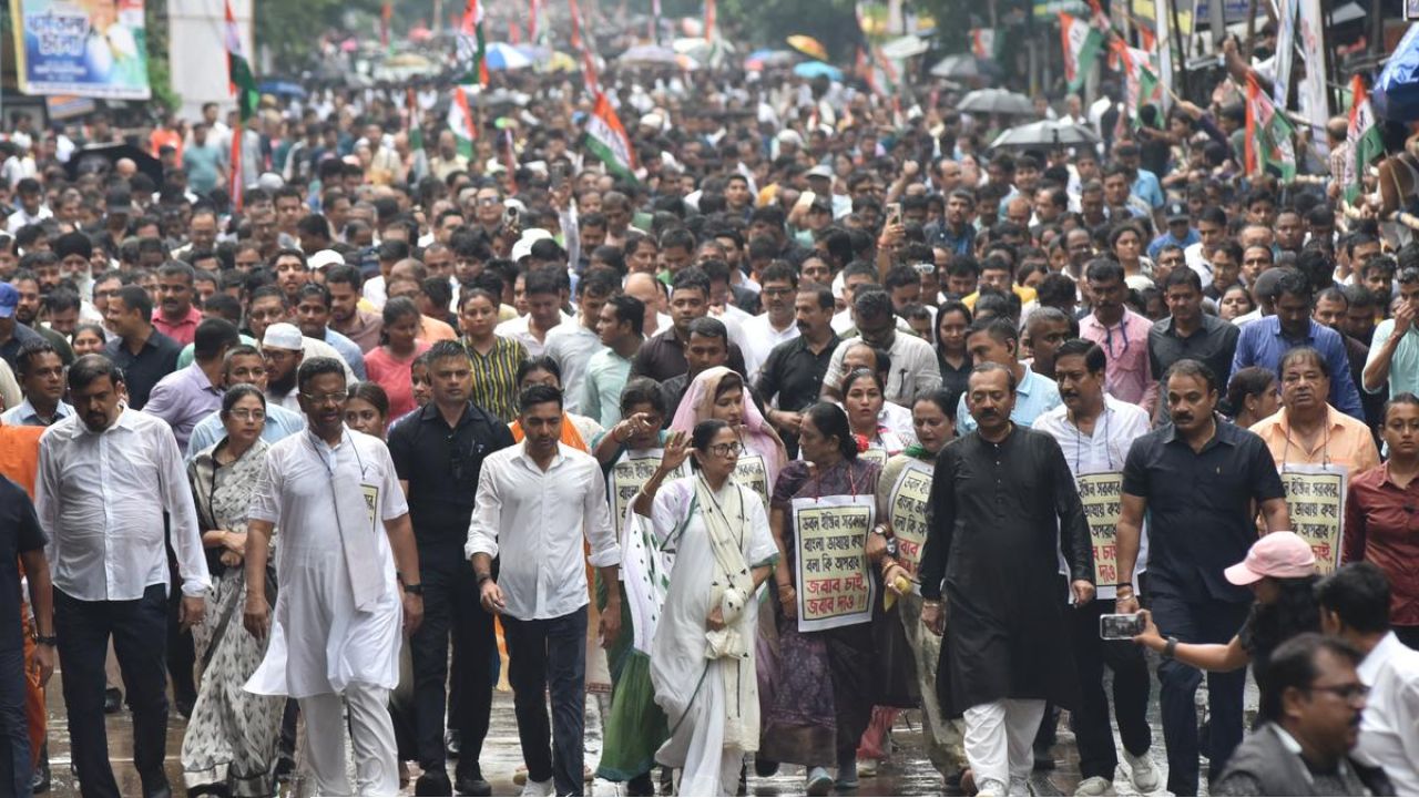 মালদহে মমতার মেগা প্রচার: জনসভার পর ইংরেজবাজারে হাইভোল্টেজ রোড শো! 