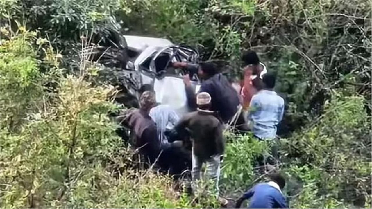  নাসিকে শিউরে ওঠা দুর্ঘটনা: নিয়ন্ত্রণ হারিয়ে কুয়োয় পড়ল গাড়ি, একই পরিবারের ৬ শিশুসহ মৃত ৯!