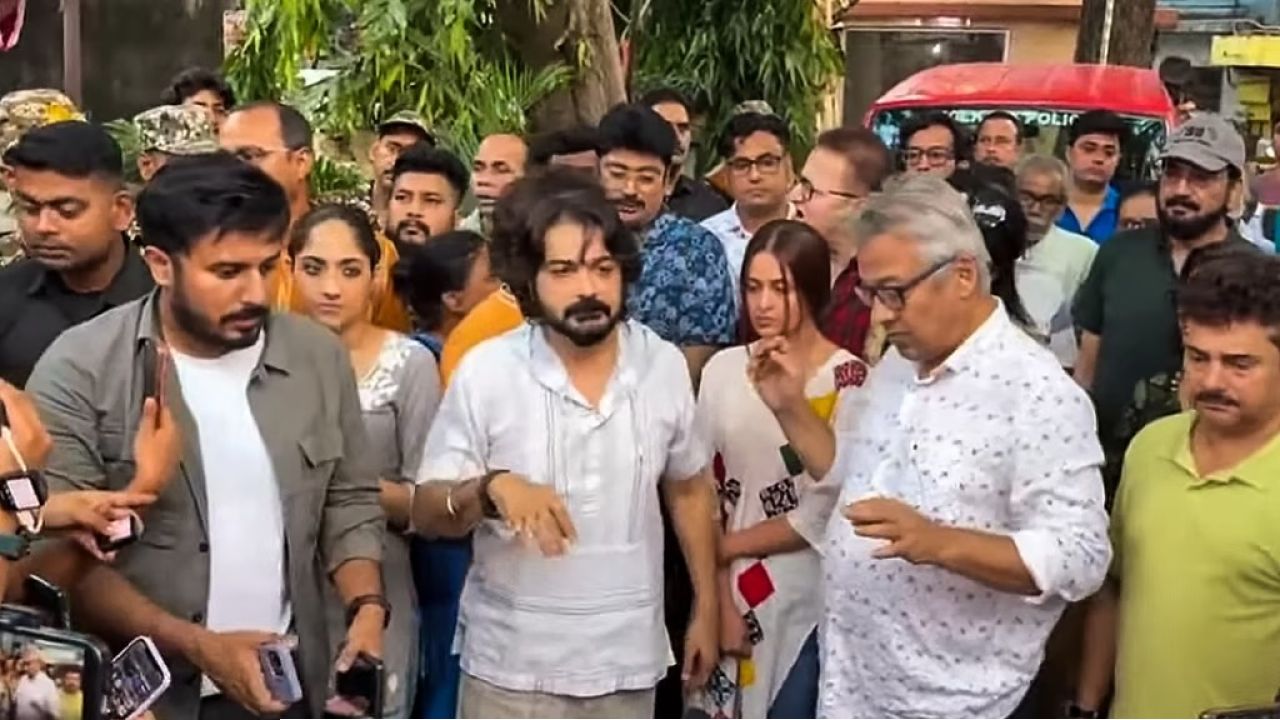 আড়াই ঘণ্টা পর থানা থেকে বেরোলেন প্রিয়াঙ্কা-প্রসেনজিৎরা! প্রযোজনা সংস্থার জবাবে ক্ষুব্ধ ফোরাম, এবার কী পদক্ষেপ?