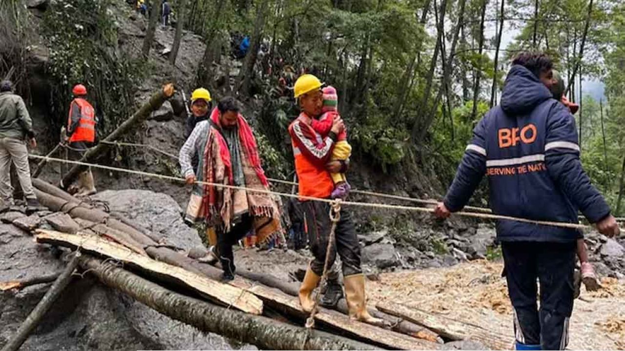 সিকিমে প্রকৃতির তাণ্ডব: যোগাযোগ বিচ্ছিন্ন লাচেনে আটকে ৮০০ পর্যটক, উদ্ধারে নামছে ভারতীয় সেনা ও আইটিবিপি