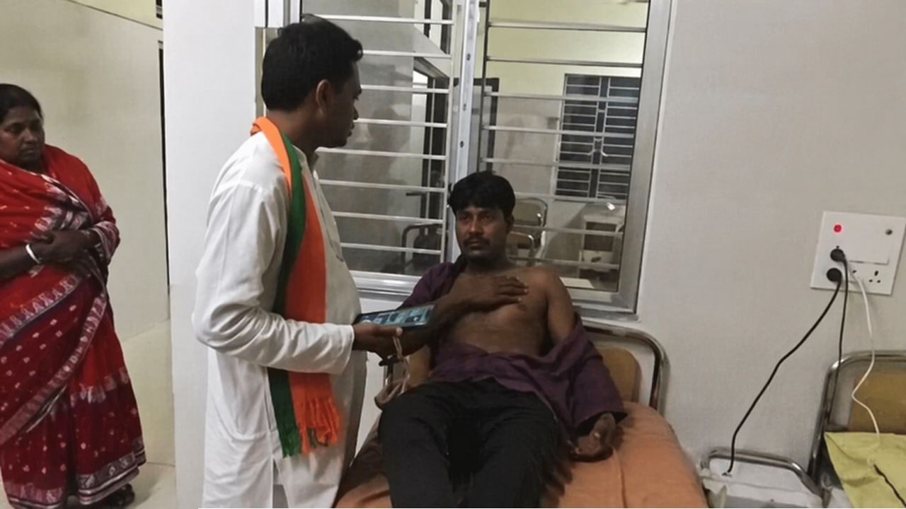 ভোটের মুখে রক্তক্ষয়ী গোসাবা: বিজেপির বৈঠকে &lsquo;হামলা&rsquo;, কর্মীকে টেনে-হিঁচড়ে নিয়ে গিয়ে মারধরের অভিযোগ!
