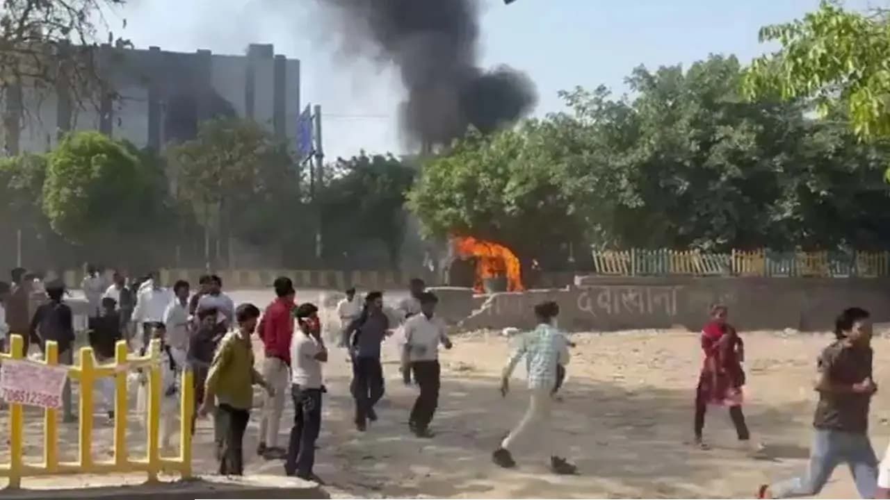 শ্রমিক-বিক্ষোভে রণক্ষেত্র নয়ডা! পুলিশকে লক্ষ্য করে পাথরবৃষ্টি, আগুন জ্বলছে রাজপথে