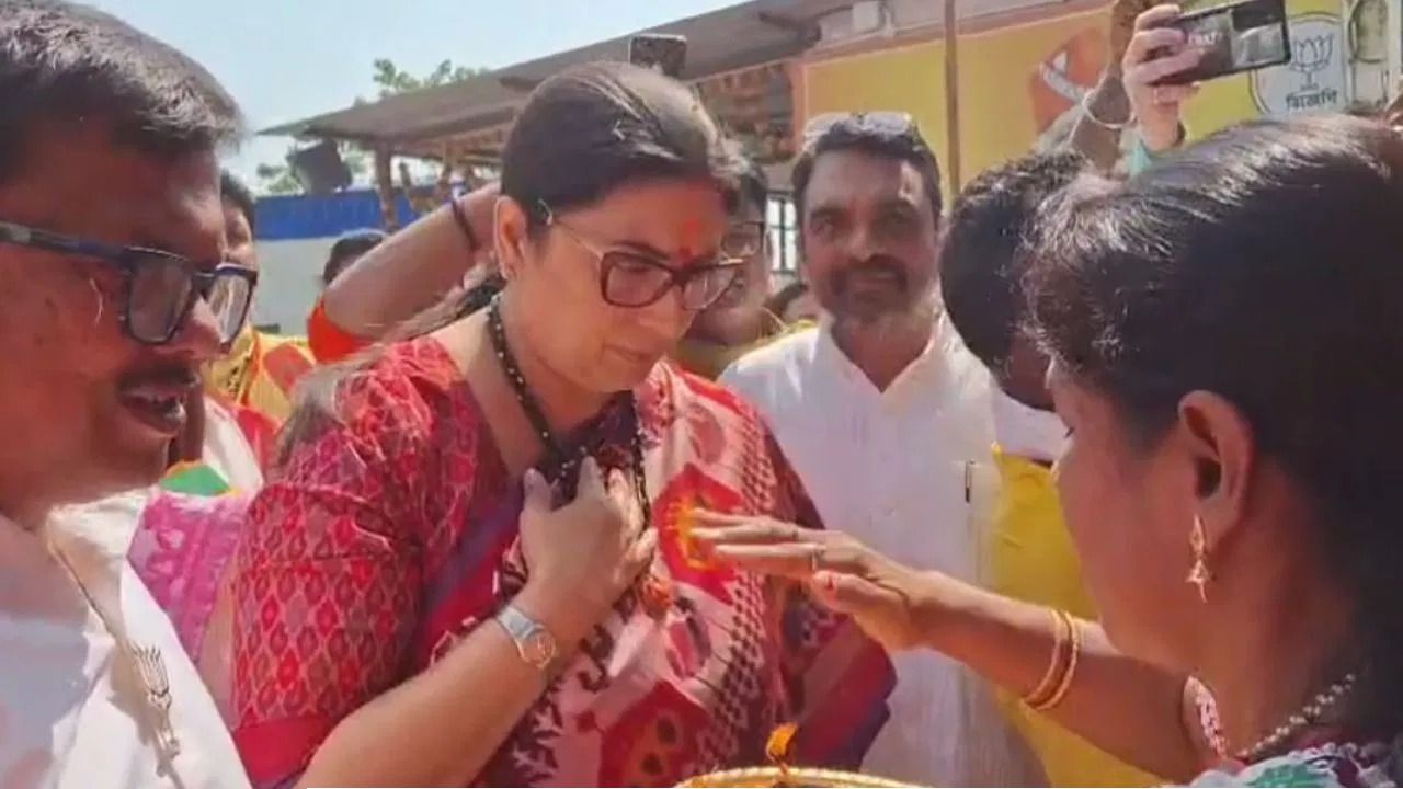হুগলিতে মেজাজ হারালেন স্মৃতি ইরানি! আপ্যায়নে &lsquo;ত্রুটি&rsquo; না কি বিজেপির গৃহযুদ্ধ? সভা ফেলেই চম্পট নেত্রীর!