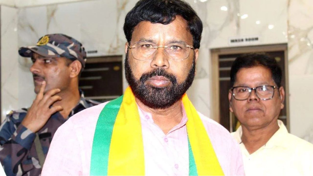 বাসে-বাসে সাঁটানো বিজেপি প্রার্থীর ‘নগ্ন’ ছবি! ভোটের মুখে এআই-অশ্লীলতা নিয়ে সংঘাত চরমে