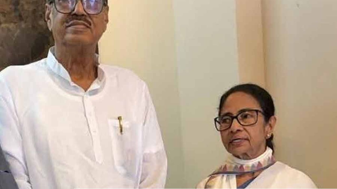 টিকিট না-পাওয়ার &lsquo;যন্ত্রণা&rsquo; ভুলে মমতার গাড়িতেই রবীন্দ্রনাথ! কোচবিহারে অভিমানী নেতার প্রত্যাবর্তন?