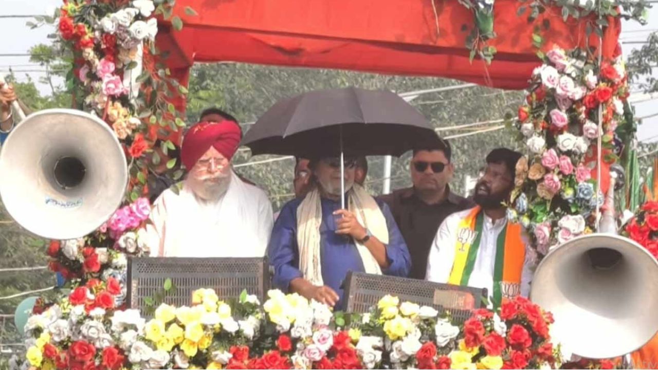 গরমে কাহিল 'ফাটাকেষ্ট'! প্রচার-ট্রাক ছেড়ে গিয়ে উঠলেন এসি গাড়িতে