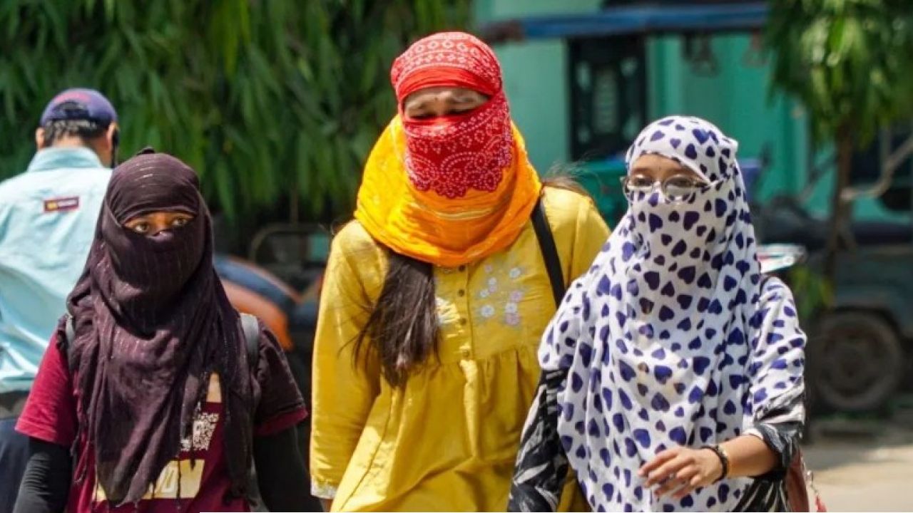 বঙ্গে আবহাওয়ার দ্বিমুখী চাল: উত্তরে বৃষ্টির দাপট, দক্ষিণে ৪০ ডিগ্রি ছাড়াবে পারদ