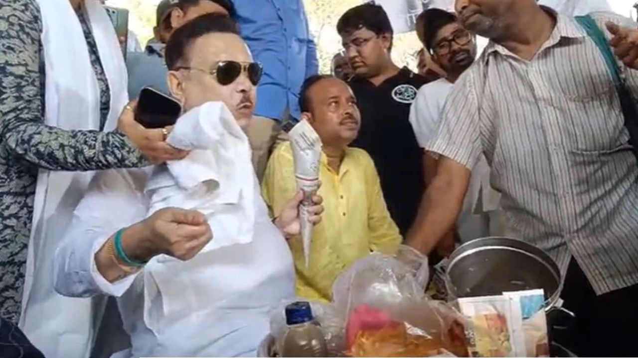 এবার বেলঘরিয়া স্টেশনে ঝালমুড়ি বেচলেন মদন! মোদীর ঝালমুড়ি খাওয়াকে কটাক্ষ কামারহাটির ‘কালারফুল-ঘাসফুল’ নেতার