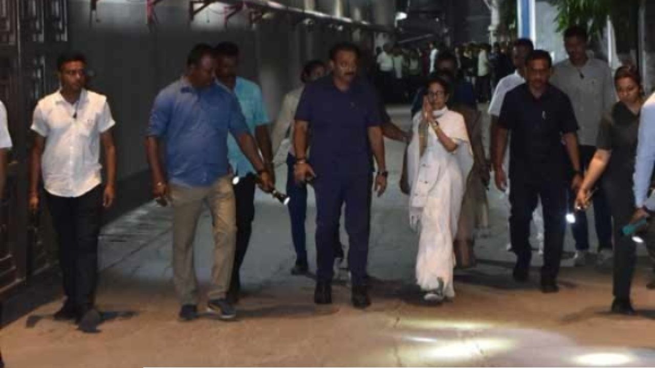ভবানীপুরের &lsquo;মিনি ইন্ডিয়া&rsquo;য় দিদির ম্যাজিক! কোন ভুল স্বীকার করে ক্ষমা চাইলেন মমতা?