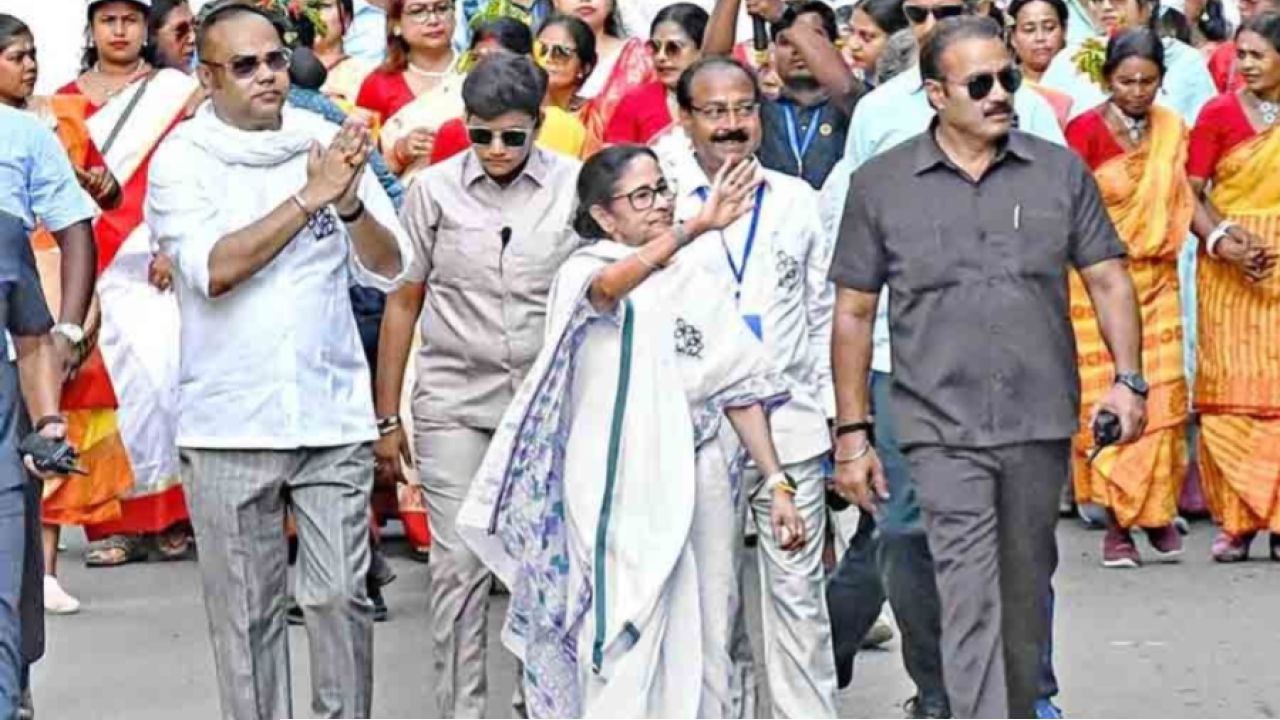 কলকাতার রাজপথে মেগা-শো! ভোট-প্রচারের শেষবেলায় যাদবপুর টু ভবানীপুর মহামিছিল মমতার