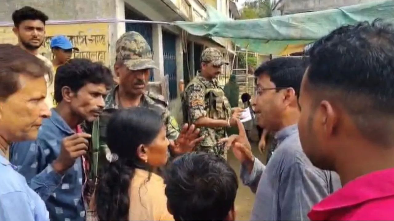 ইভিএম বিভ্রাট নাকি কারচুপি? ‘তৃণমূলকে ভোট দিলে পড়ছে বিজেপিতে’, চাঞ্চল্যকর অভিযোগে উত্তপ্ত বড়ঞা ও নন্দীগ্রাম