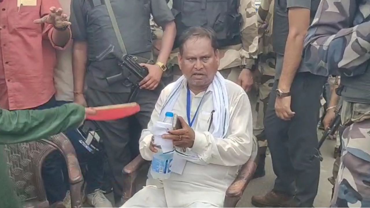 তৃণমূলের সঙ্গে সংঘাত, মাঝরাস্তায় চেয়ার পেতে ধর্নায় হুমায়ুন কবীর