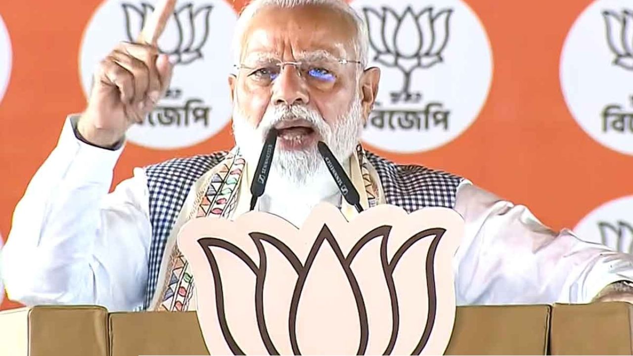 &lsquo;খেলাম আমি, ঝাল লাগল তৃণমূলের!&rsquo; কৃষ্ণনগরের জনসভা থেকে &lsquo;ঝালমুড়ি&rsquo; খোঁচায় দিদিকে তুলোধোনা মোদীর