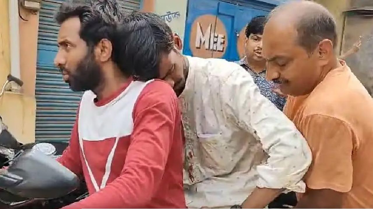 মাথায় ভেঙে পড়ল গাছ, ছিঁড়ে এল বিদ্যুতের তার! জখম বিজেপি কর্মীকে বাঁচাতে মরিয়া লড়াই তৃণমূলীদের
