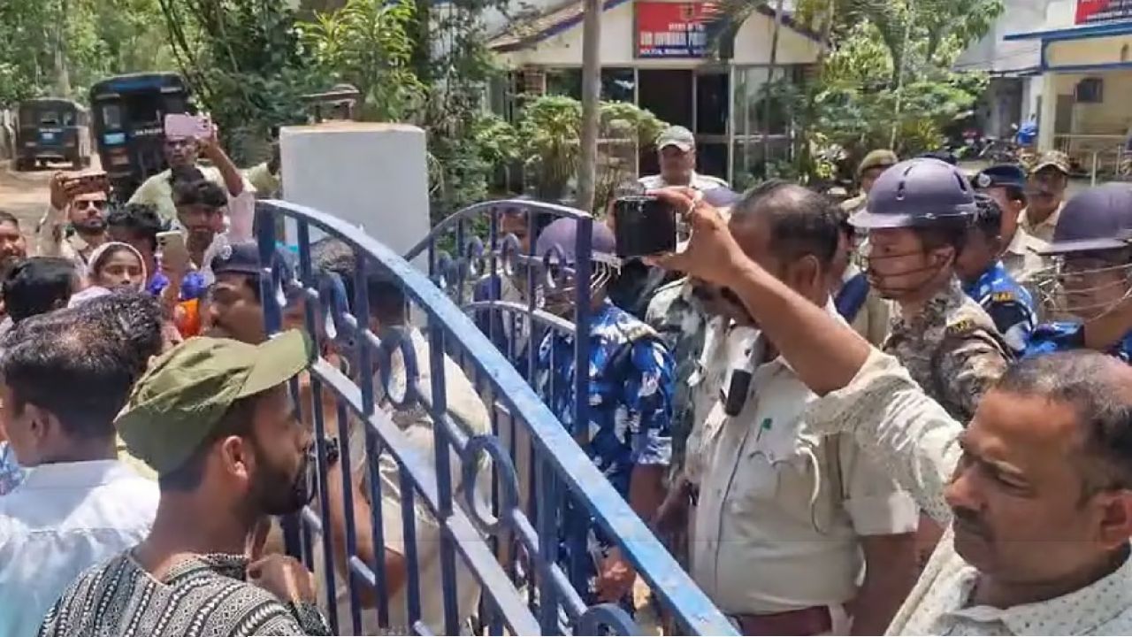 শান্তিনিকেতনে হোমের ভেতরেই নাবালিকাকে ধর্ষণের অভিযোগ! থানা ঘেরাও করে উত্তাল বিক্ষোভ