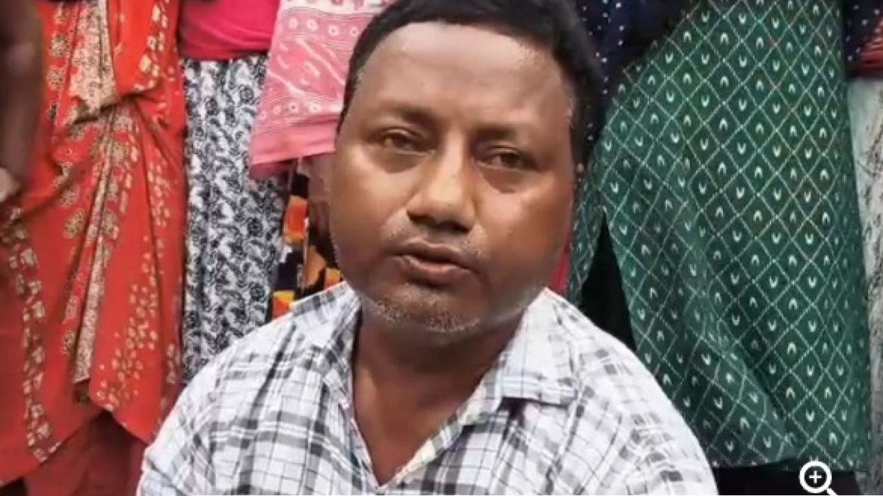 ভোট শেষ হতেই এল ভোটার স্লিপ! চাঁচলে বিএলও-কে আটকে রেখে গ্রামবাসীর তুলকালাম বিক্ষোভ